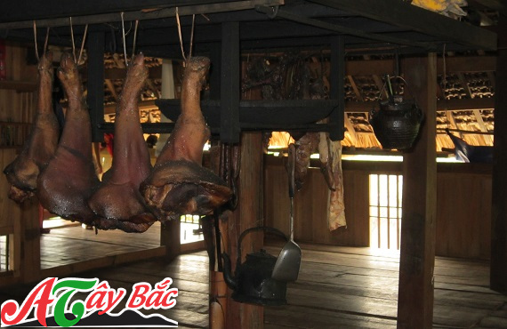Những bình rượu hang chú được cất nơi góc nhà