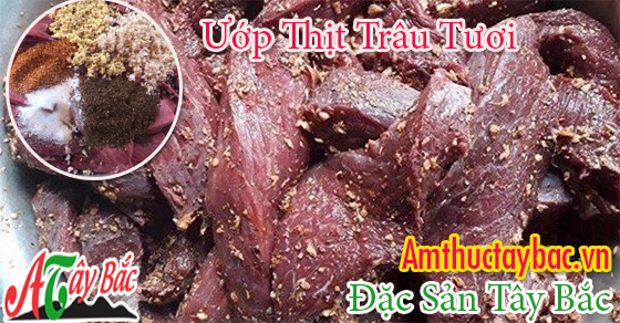 Thịt trâu được tẩm ướp kỹ với gừng, ớt, mắc khén, được treo lên gác bếp