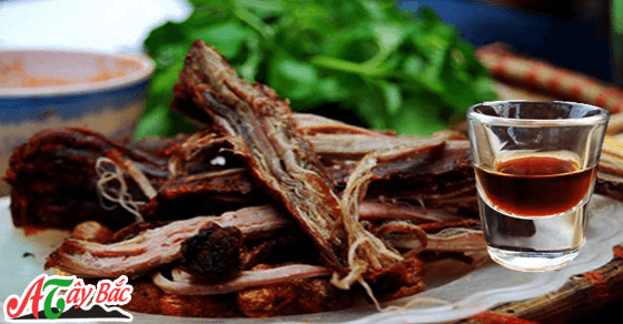 Rượu Nấm ngọc cẩu mà nhâm nhi với thịt bò gác bếp là ngon nhất