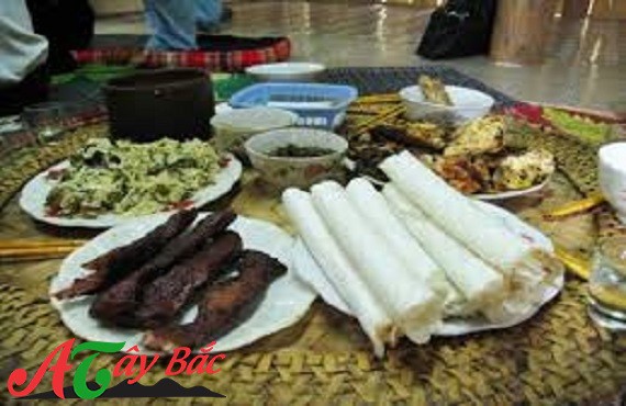 Những bữa cơm thân mật của người dân Tây Bắc