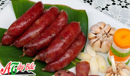 Đĩa lạp sườn tươi khi được nhồi vào trong ruột lợn Đĩa lạp sườn tươi khi được nhồi vào trong ruột lợn