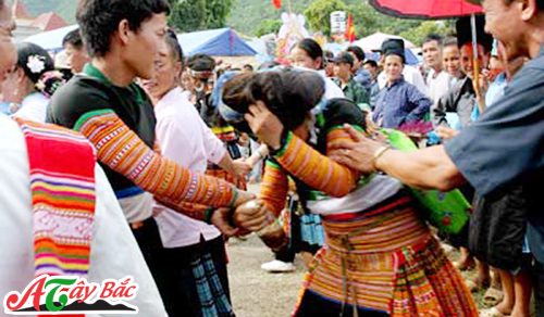 Tham gia tục bắt vợ của đồng  bào dân tộc H'mông
