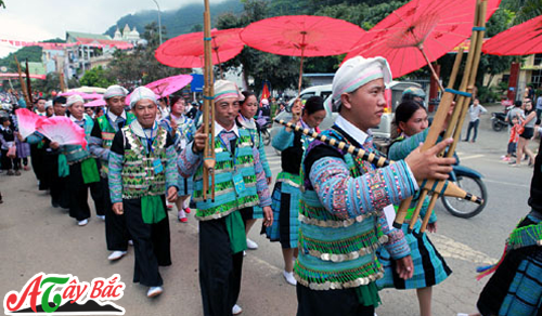 Tham quan du lịch cùng vui chơi với các đông bào dân tộc