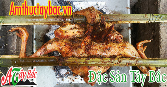 Gà nướng được kẹp bằng thanh tre