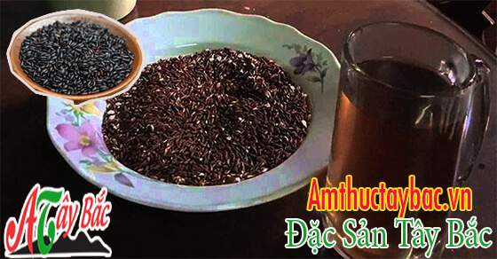Gạo nếp cẩm rang thường có màu đen và mùi thơm đặc trưng