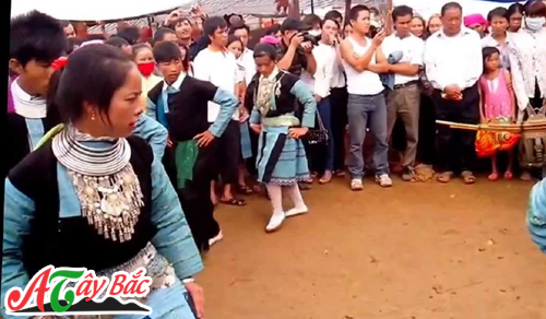 Giao lưu  văn hóa  văn nghệ của đồng bào Mộc Châu 