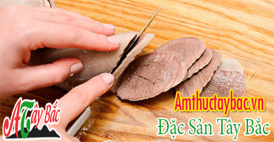 Lưỡi trâu được thai mỏng để làm giò ngon tuyệt vời