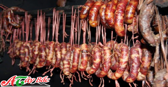 Lạp xưởng được phơi nắng hoặc đem hong trên gác bếp