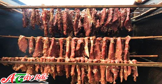 Xiên những miếng rồi treo lên gác bếp