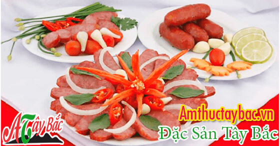 Lạp xưởng hun khói được thái thành từng miếng nhỏ để thưởng thức