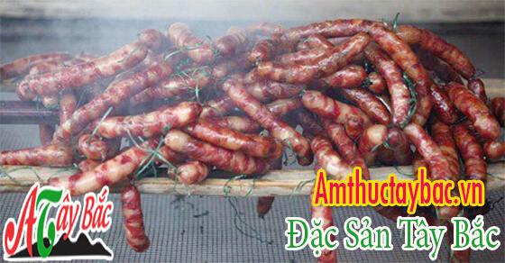Lạp xưởng Tây Bắc thường được hong khô bằng khói bếp