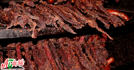 Thịt lợn được treo trên gác bếp