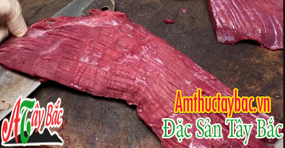Những miếng thịt trâu tươi ngon được lựa chọn cho món thịt gác bếp Những miếng thịt trâu tươi ngon được lựa chọn cho món thịt gác bếp