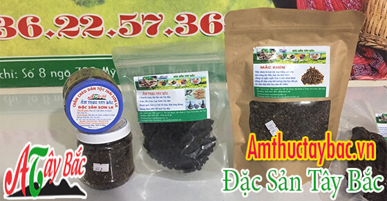 Chọn mua gia vị rừng tại cửa hàng Ẩm Thực Tây Bắc