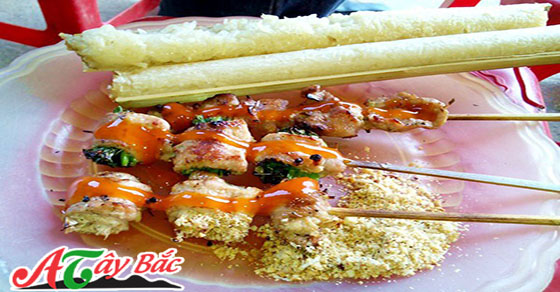 Cơm lam ăn kèm với các đặc sản Tây Bắc đều ngon và đúng điệu