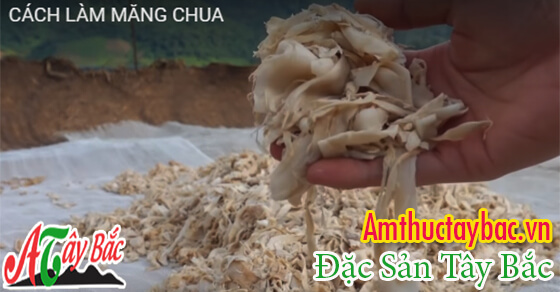 Măng được xếp đều lên mâm để phơi khô