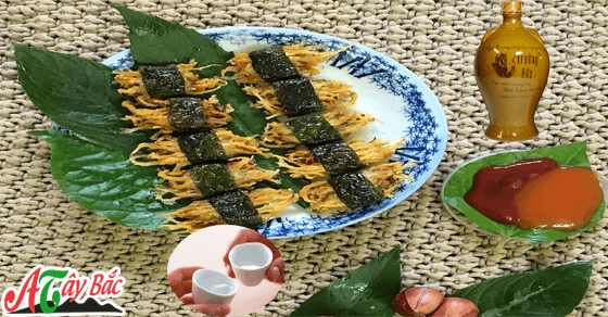 Nhâm nhi món chả cá nến sông đà với chai rượu ngô Trưởng bản