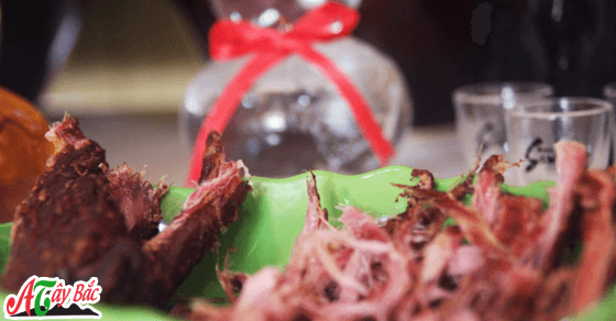 Mọi người uông rượu quý Tây Bắc với thịt  gác bếp là ngon nhất 