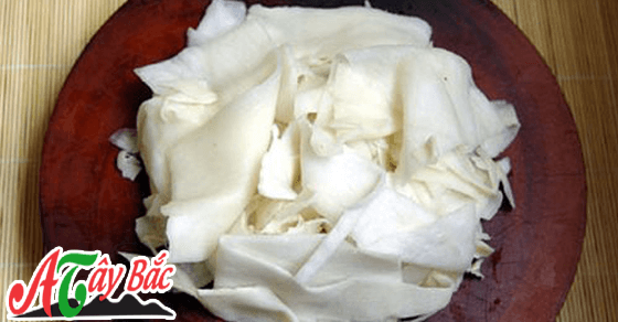 Măng tươi được rửa sạch và thái thành miếng để làm măng chua Măng tươi được rửa sạch và thái thành miếng để làm măng chua