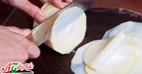 Măng vẩu được thái rất mỏng để cuốn với thịt