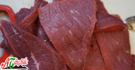 Vào bếp tự tay chuẩn bị làm món thịt trâu gác bếp