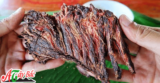 Thịt bò gác bếp Tây Bắc được đập tơi sẽ thành miếng nhỏ
