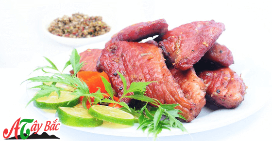 Thịt lợn gác bếp màu sẽ đỏ và miếng nhỏ hơn so với thịt trâu và thịt bò gác