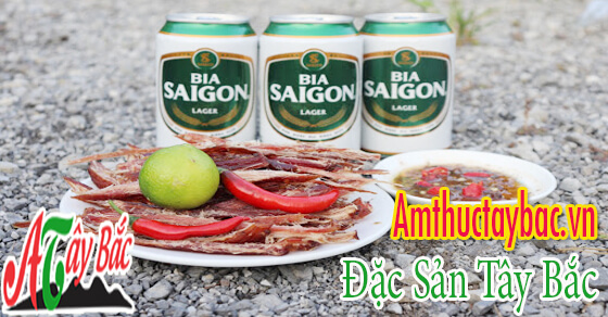 Thịt lợn gác bếp đỏ hồng, có vị thơm đặc trưng Thịt lợn gác bếp đỏ hồng, có vị thơm đặc trưng