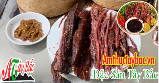 Thịt trâu gác bếp thường được ăn với chẳm chéo