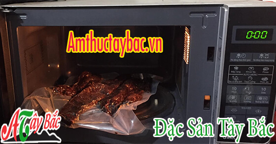 Cho thịt trâu vào lò vi sóng, quay 2 phút
