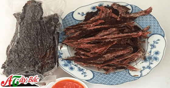 Thịt Trâu gác bếp sơn la sẽ nhỏ chấm với tương ớt Thịt Trâu gác bếp sơn la sẽ nhỏ chấm với tương ớt