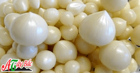 Tỏi cô đơn được bóc trăng để chế biến làm thuốc