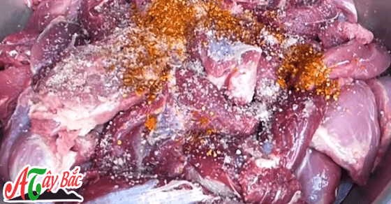 Khéo léo ướp thịt với những gia vị đặc trưng của Tây bắc