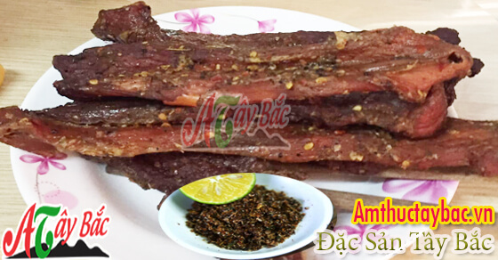 Thịt lợn gác bếp sẽ dậy mùi hơn khi được chấm cùng chẳm chéo Thịt lợn gác bếp sẽ dậy mùi hơn khi được chấm cùng chẳm chéo