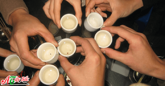 Uống Rượu Hang chú phải đông người mới cảm nhận được hương vị của Tây Bắc