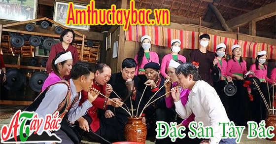 Uống rượu cần đậm chất Hòa Bình Uống rượu cần đậm chất Hòa Bình